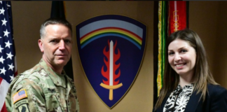Gen. mr. Andrew Rohling și Georgiana Cristina Moisă FOTO: Robert Sekula, US Army