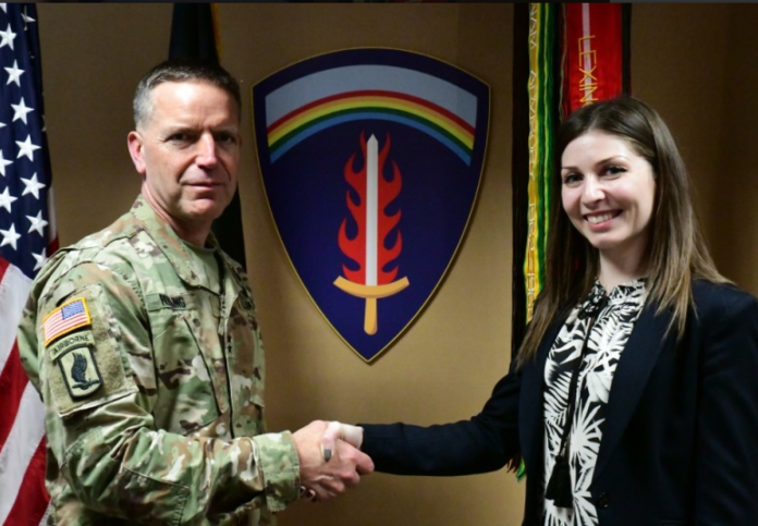 Gen. mr. Andrew Rohling și Georgiana Cristina Moisă FOTO: Robert Sekula, US Army